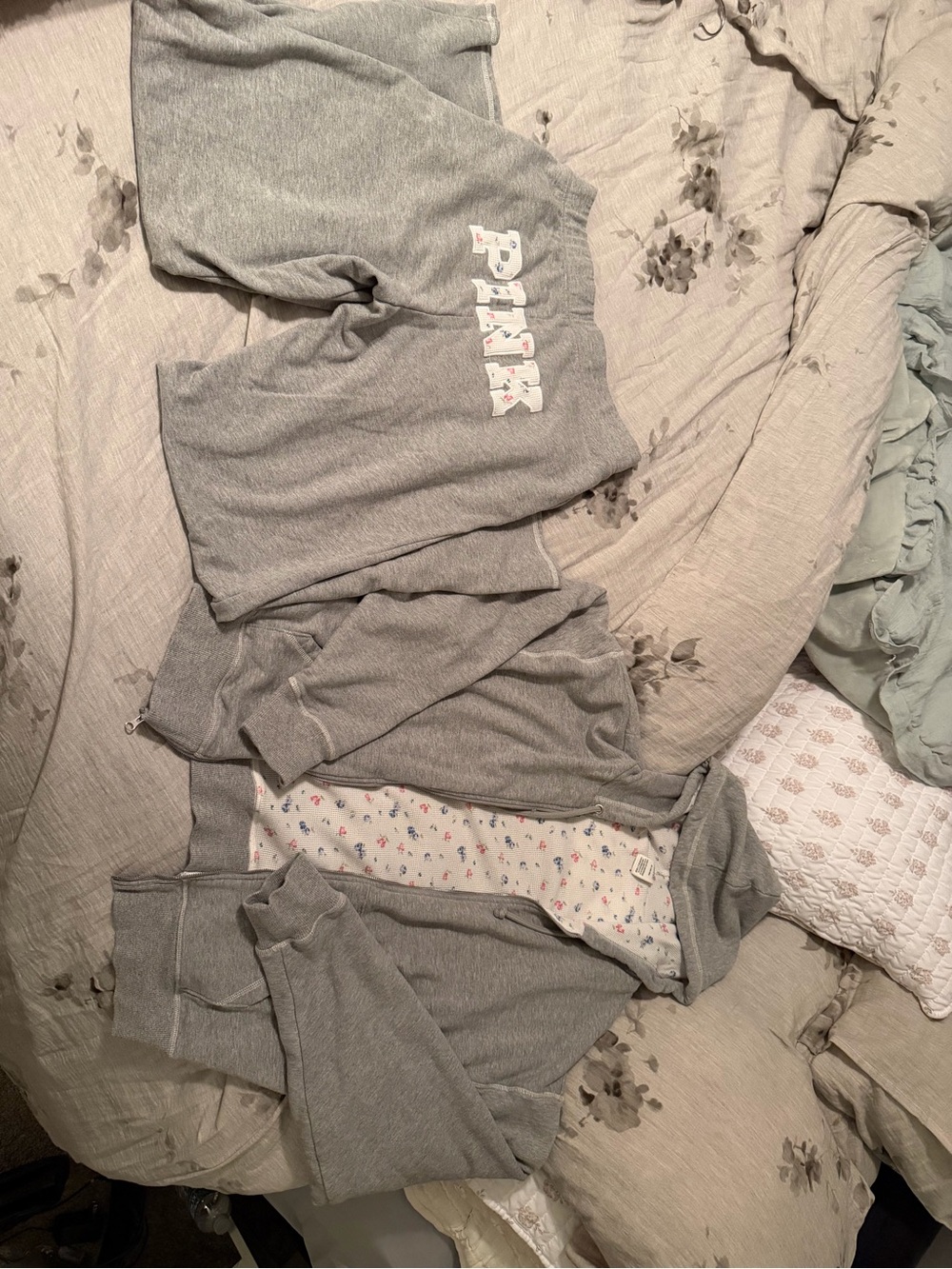 Frankie's Bikinis Women's Medium- Grey Jogger/Flannel Set floral